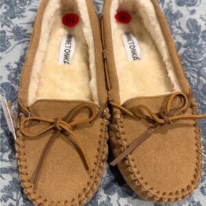 Women’s NWT 10 Minnetonka tan suede moccasin slippers